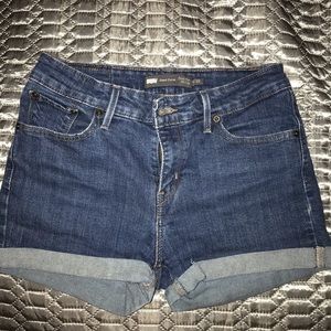 Size 28 Levi shorts